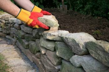 Natursteinmauer bauen