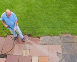 In 5 Schritten Terrassenplatten reinigen