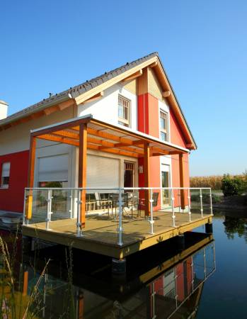 Recycelbares Niedrigenergiehaus auf dem Wasser